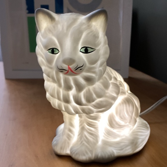 Darling Ceramic White Cat Nightlight (comes with plug + light) - Picture 13 of 16